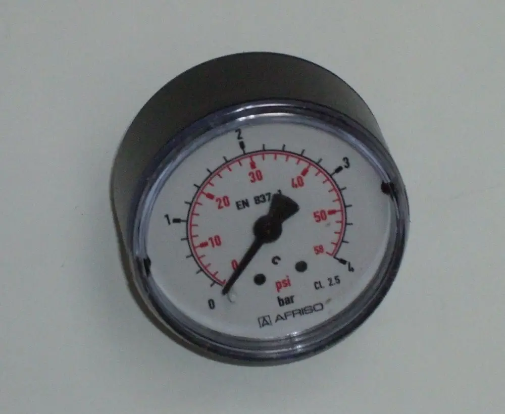 Manometer von Daikin mit einem Ziffernblatt, das Druckangaben in bar und psi anzeigt, montiert auf einer weißen Wand.